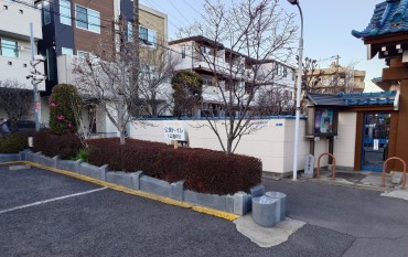 山門から100m近くの距離に白山堀公園内にトイレがあります 墓地にはトイレがありません トイレを計画しましたが反対がありました 遠慮することなく客殿のトイレをご使用ください