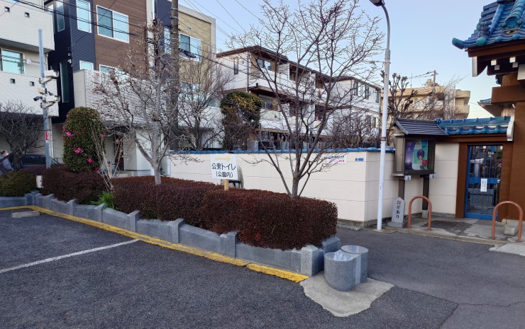 山門から100m近くの距離に白山堀公園内にトイレがあります 墓地にはトイレがありません トイレを計画しましたが反対がありました 遠慮することなく客殿のトイレをご使用ください