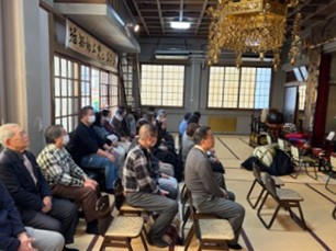 住職の壇前普礼 五体を投地しています 続けて転んでしまいました ようやく壇前普礼ができるようになりました