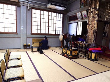 本堂の寄付の銘板 社員さんが分割で撮影をしています