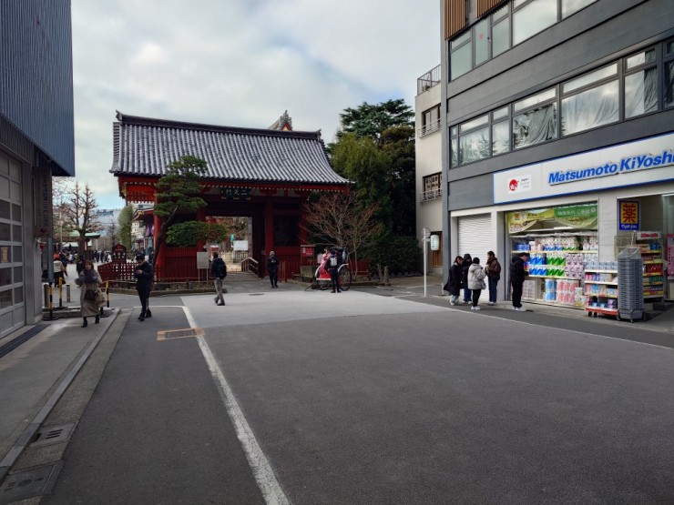 浅草寺二天門 江戸時代の始めの姿に復元されています 後期高齢者(私です!笑)が歩いても不安のないほど人が多くはありません 中国からの観光客でにぎわうマツモトキヨシもガラガラ 中国人の店員も暇です マツキヨの免税コーナーもお客がいませんでした