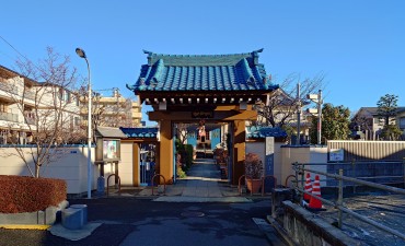 1月3日の山門 屋根に雪があります