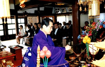 だいぶ以前ですが真言宗式結婚式の戒師を務めました 慣れない（笑）結婚式で緊張しています 実は葬儀でも慣れていることはありません 毎回緊張しています 故人のそれぞれの異なる風誦文をよみます 同じ文章ではないので緊張します