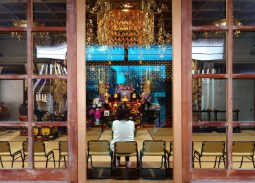 本堂玄関から 実際はご本尊様を見ることができます 中央の無反射ガラスとその左右の透明のプラスチックでは反射があります