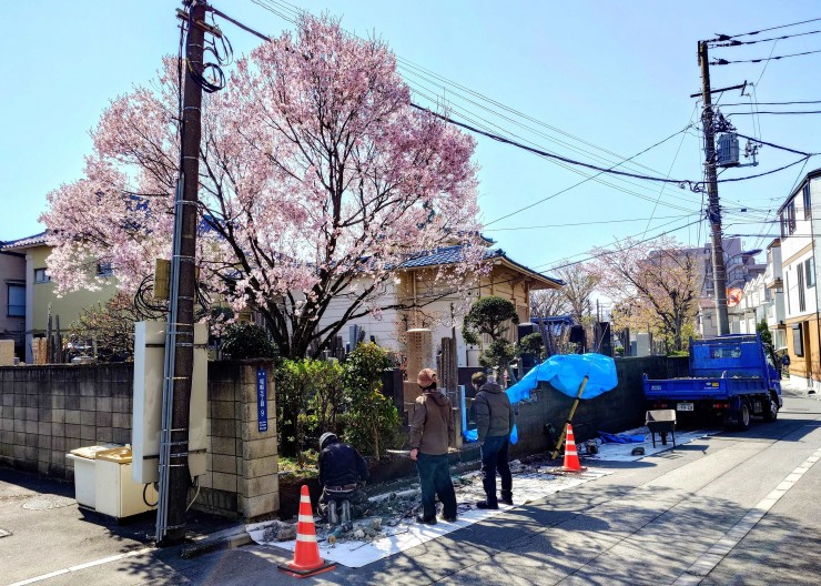 3月24日工事開始 周囲の4軒の事務所などにご挨拶に出向きました 壊した塀のあとは臨時の塀を造ります