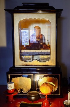 お孫様の健康と成功を祈念して水菓子の奉納がありました その一つをお大師にお供えしました ありがとうございます「お子様の成長を願う」これはお大師様マターですね