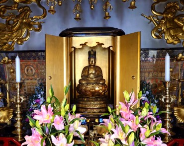 本日のご本尊胎蔵界大日如来様 内陣の壁の左右は飛天です