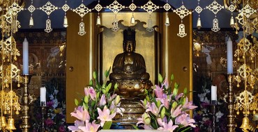 ご本尊胎蔵界大日如来様 蓮台を修理後 蓮弁の一部が明るく見えます