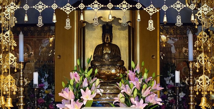 ご本尊胎蔵界大日如来様 蓮台を修理後 蓮弁の一部が明るく見えます