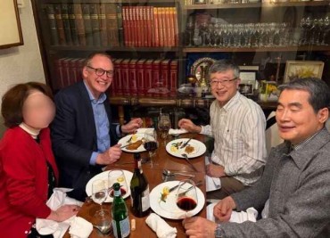 カツレツと赤ワイン 飲む量も食べる量も減りました