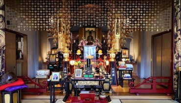 お位牌2基 向かって左 先代社長ご夫妻と右は先々代社長ご夫妻とご先祖様の4霊のお戒名がお位牌にあります