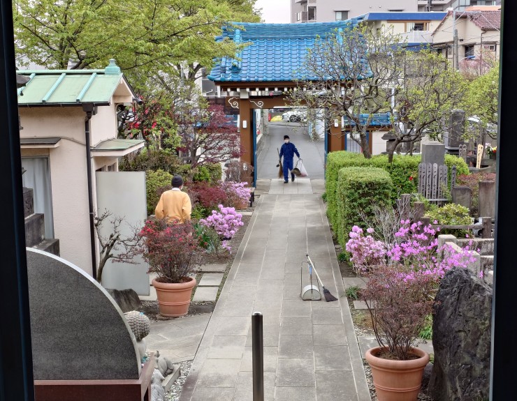 ご本尊様の視線 清掃担当のお二人が見えます