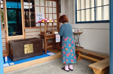 本堂の玄関 これから花瓶や旗などが用意されます