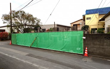 ご本尊様四百年記念の塀の改修工事です 古い塀を全て壊しました 工事担当者いわく「お寺の工事ですから工事中も整備しています」とのこと aありがとうございます。